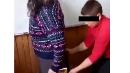 UPDATE | Doi elevi ai unei școli din Prahova s-au filmat mimând scene sexuale cu o profesoară, chiar în timpul orei. Ce măsuri s-au luat (VIDEO)