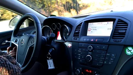 Un nou studiu relevă: Câți ani petrec șoferii în spatele volanului, în trafic sau căutând loc de parcare