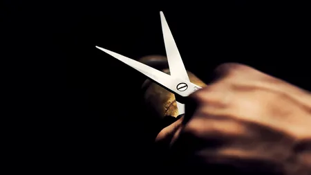 Elevă în vârstă de 13 ani, înjunghiată cu foarfeca la școală. Motivul este halucinant