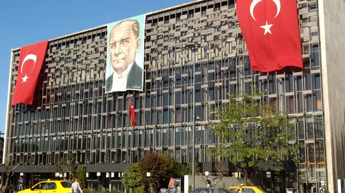 Războiul simbolurilor. Erdogan dărâmă un monument al statului laic și ridică o moschee
