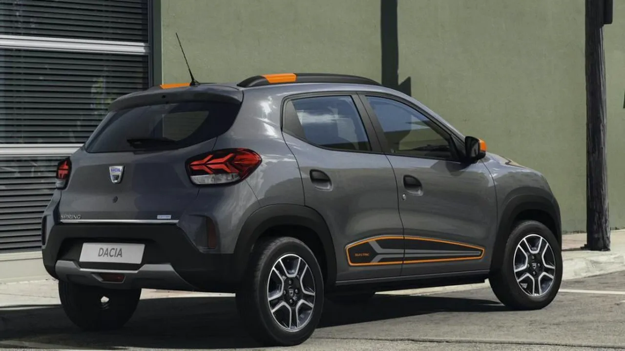 Paranormal sau știință? Ce se întâmpla dacă parchezi o Dacia Spring lângă un Porsche