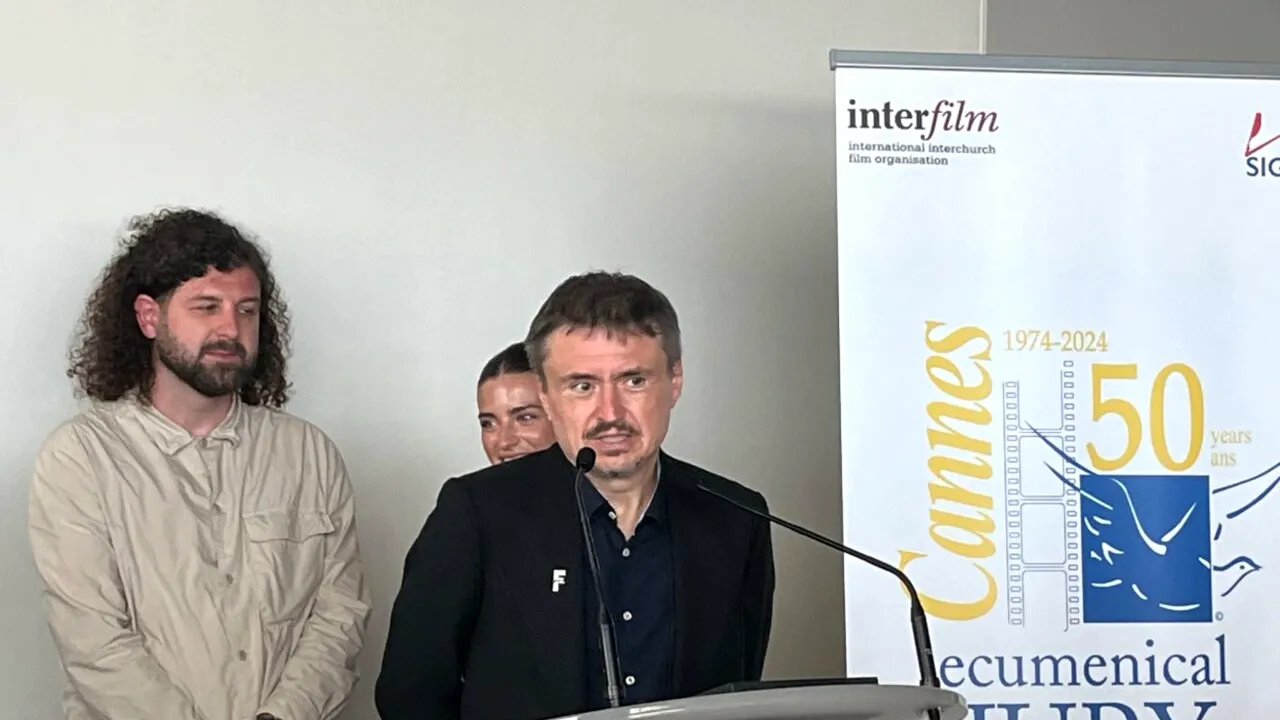Le Monde: Cristian Mungiu, cineastul „mai decorat decât un general sovietic” cucerește lumea filmului de la Cannes cu pelicula „Fjord”