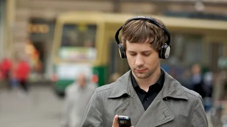 Șase afecțiuni grave la care se expun cei care ascultă muzică la căști