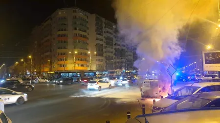 VIDEO | O mașină a ars în totalitate pe unul dintre cele mai aglomerate bulevarde din București. Flăcări de trei metri au cuprins autoturismul