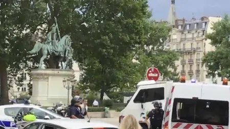 Cine este bărbatul care a atacat un polițist cu un ciocan în fața Catedralei Notre Dame din Paris