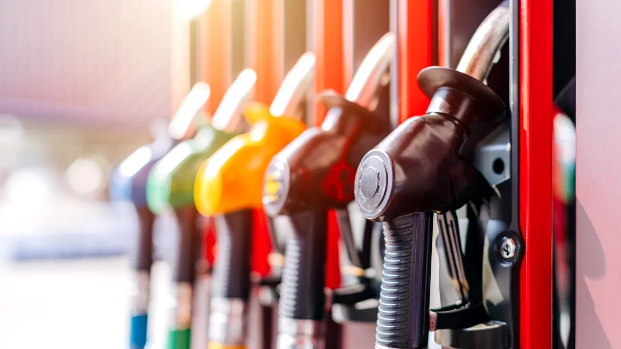 Carburanții s-au ieftinit după plafonarea adaosului comercial. Când ar putea urma noi reduceri la pompă