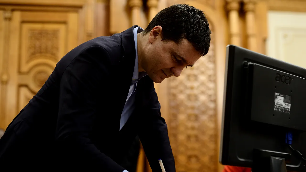 Nicușor Dan SALVEAZĂ Alianța 2020 USR-PLUS. S-a reînscris în partid pentru a semna protocolul de constituire