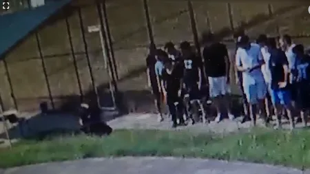 EXCLUSIV VIDEO | Violență extremă la Centrul Educativ Buziaș. Un tânăr este aruncat la pământ, lovit cu pumnii și cu bastoanele de doi supraveghetori