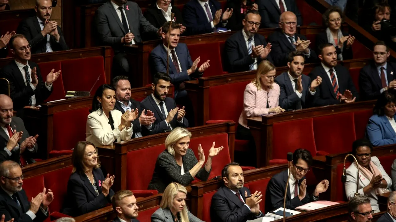 A 11-a zi de CRIZĂ în Franța. Guvernul se confruntă cu două MOȚIUNI DE CENZURĂ. Marine Le Pen insistă asupra organizării unor noi alegeri