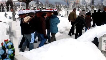 Mort CĂRAT PE BRAȚE de rude, până la cimitir. Deszăpezire... LIPSĂ. Gorjule, MÂNDRIA ȚĂRII!
