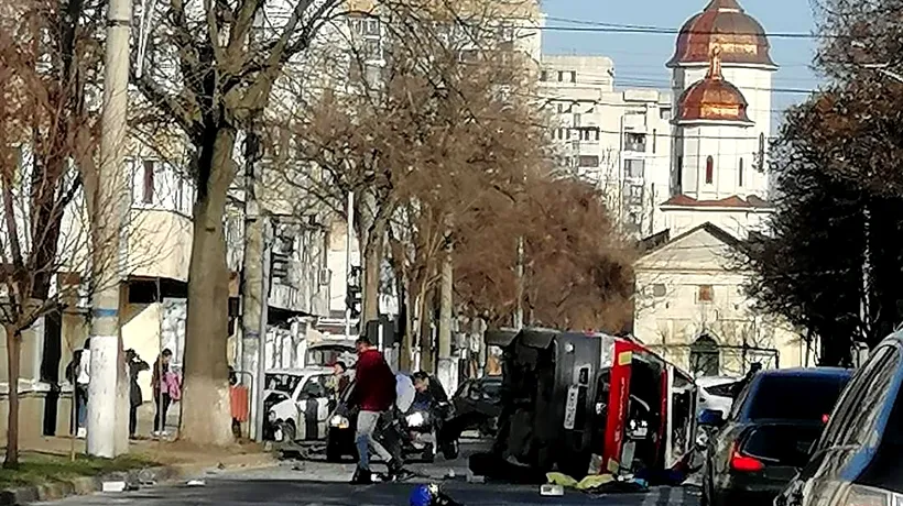 O ambulanță SMURD s-a răsturnat în Brăila, din cauza unei șoferițe care nu i-a acordat prioritate. Paramedicii au fost răniți (FOTO-VIDEO)