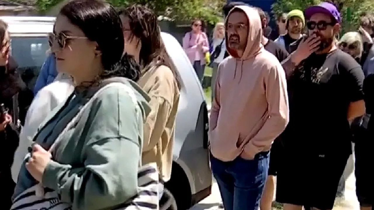 Turiștii de pe litoral au ieșit la vot. În şlapi şi cu picioarele pline de nisip, românii se înghesuie la urne