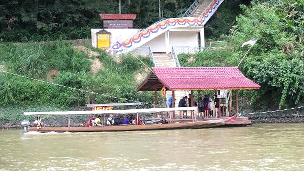 Patru români, printre turiștii blocați de inundații în Malaysia. MAE anunță recuperarea lor