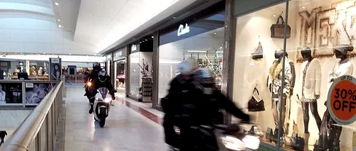 Scene uluitoare într-un mall din Londra: hoții au intrat pe motociclete și au SPART un magazin de bijuterii