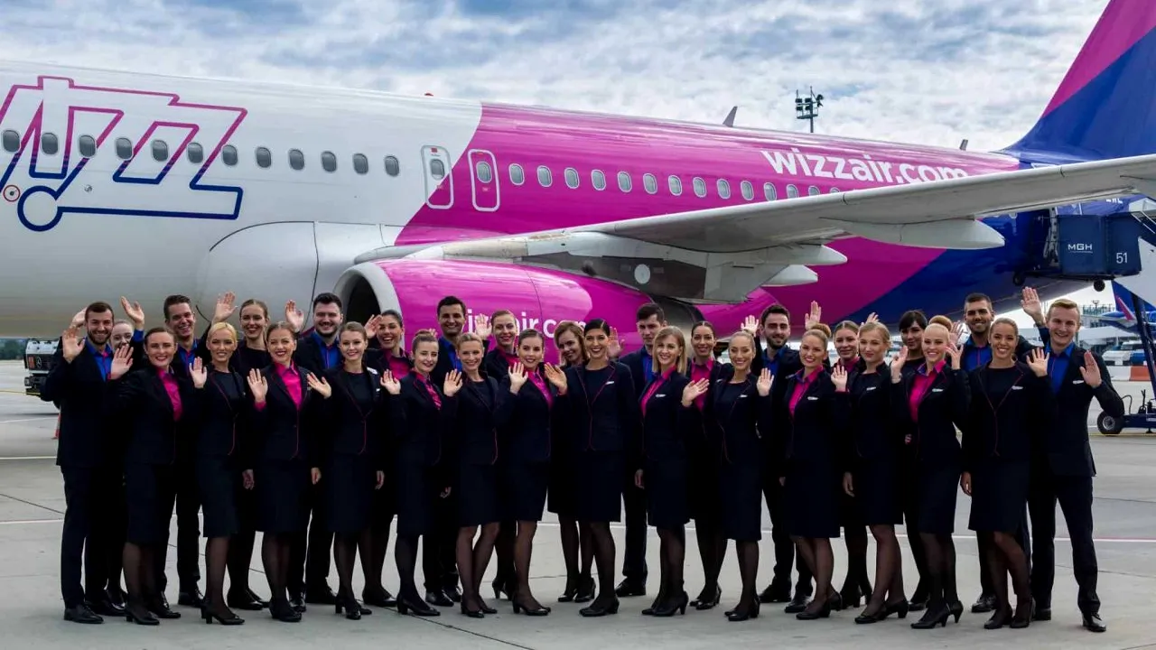 Vrei să lucrezi ca însoțitoare de zbor? Află ce salariu primește o stewardesă la Wizz Air și Blue Air