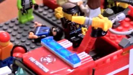 Ce fac acești vameși români când în Portul Constanța ajunge un VAPOR cu piese LEGO din China. „Ne-am chinuit să facem toată cutia și la final am avut o surpriză uriașă