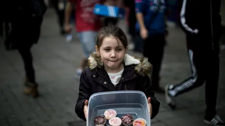 Gestul impresionant făcut de o fetiță de cinci ani pentru oamenii străzii