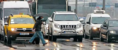Cum sunt șantajați în trafic șoferii din București. Un individ a fost filmat în timp ce se pregătea să se arunce în fața unei mașini