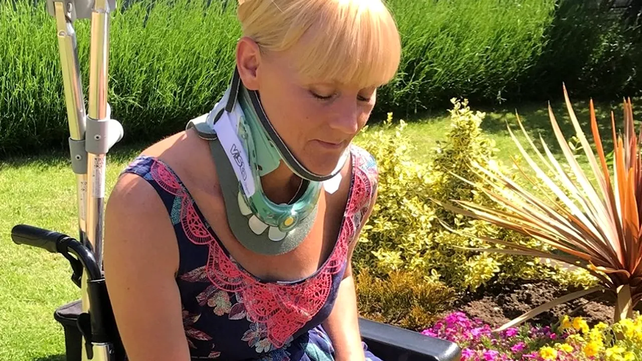 Caz medical șocant: M-aș putea decapita în orice zi, îmi simt capul ca un pepene. Boala îngrozitoare care i-a schimbat viața unei femei
