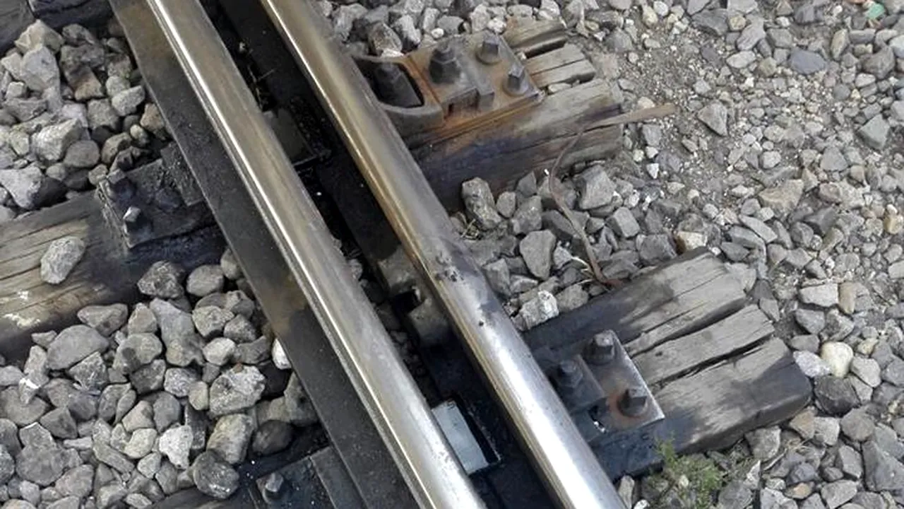 Intervenție neobișnuită a pompierilor la Timiș, după ce un copil a rămas blocat între șinele de tren. FOTO