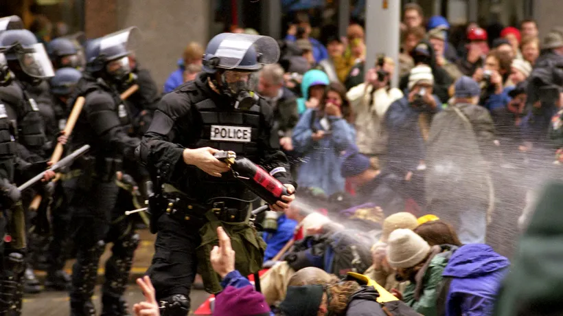 AMERICA. Confruntări violente în Seattle. Protestatarii, puși pe fugă de polițiști. Zona Autonomă, desființată!