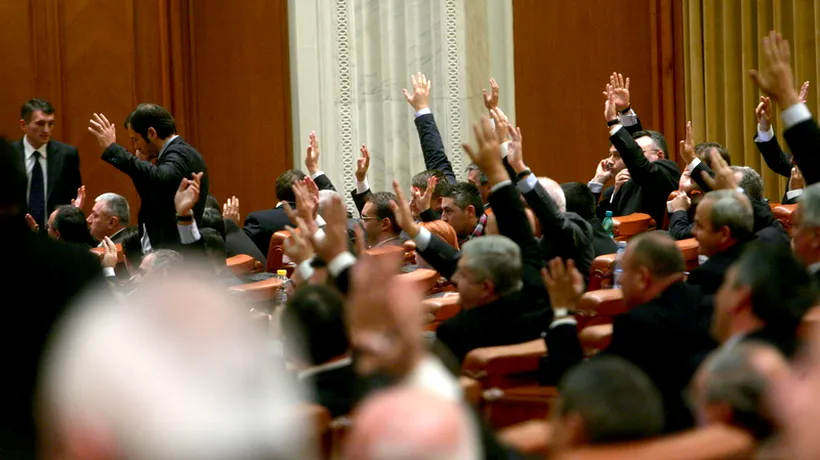 Parlamentarii au decis că merită „un bonus pentru 2016. Câți bani și-au trecut în plus în buget senatorii și deputații
