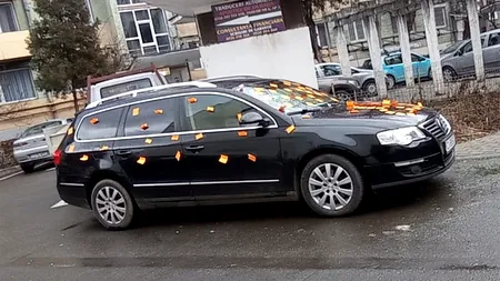 Cum s-au răzbunat vecinii pe șoferul care și-a parcat acest Volkswagen pe locul lor, în spatele cinematografului Florin Piersic din Cluj-Napoca