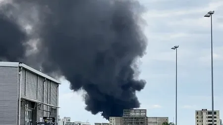 VIDEO | Incendiu puternic, cu mari degajări de fum, pe platforma Săvinești din județul Neamț. A fost transmis mesaj RO-ALERT