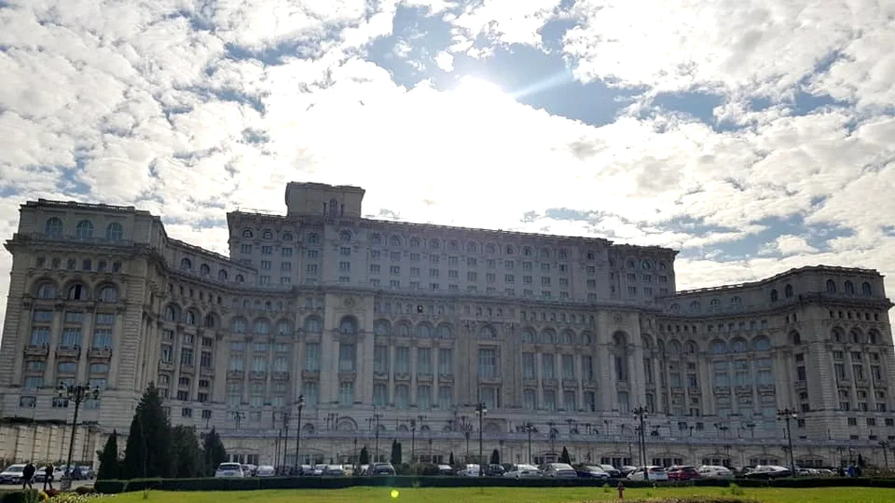 Un bărbat a intrat cu mașina în poarta Palatului Parlamentului. Șoferul s-a luptat cu jandarmii și polițiștii rutieri