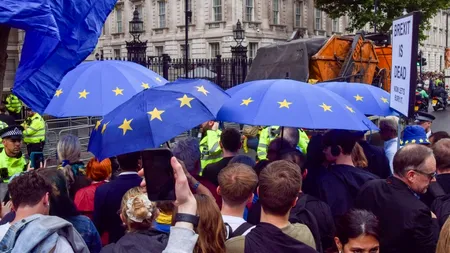 Financial Times: TENSIUNI între UE și Marea Britanie /Băncile europene denunță decizia ”protecționistă” de plafonare a comisioanelor pe tranzacții