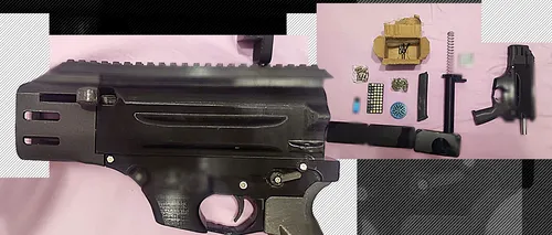 Armă semiautomată confecţionată artizanal, depistată în locuința unui consumator de droguri / Precizările DIICOT