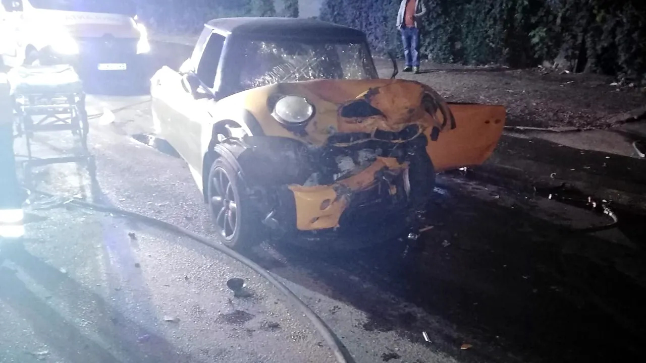 Un taxi cu doi clienți s-a răsturnat pe centura orașului Galați, după ce a fost lovit de un Mini Cooper condus de un șofer băut. Cinci persoane au fost rănite (FOTO)