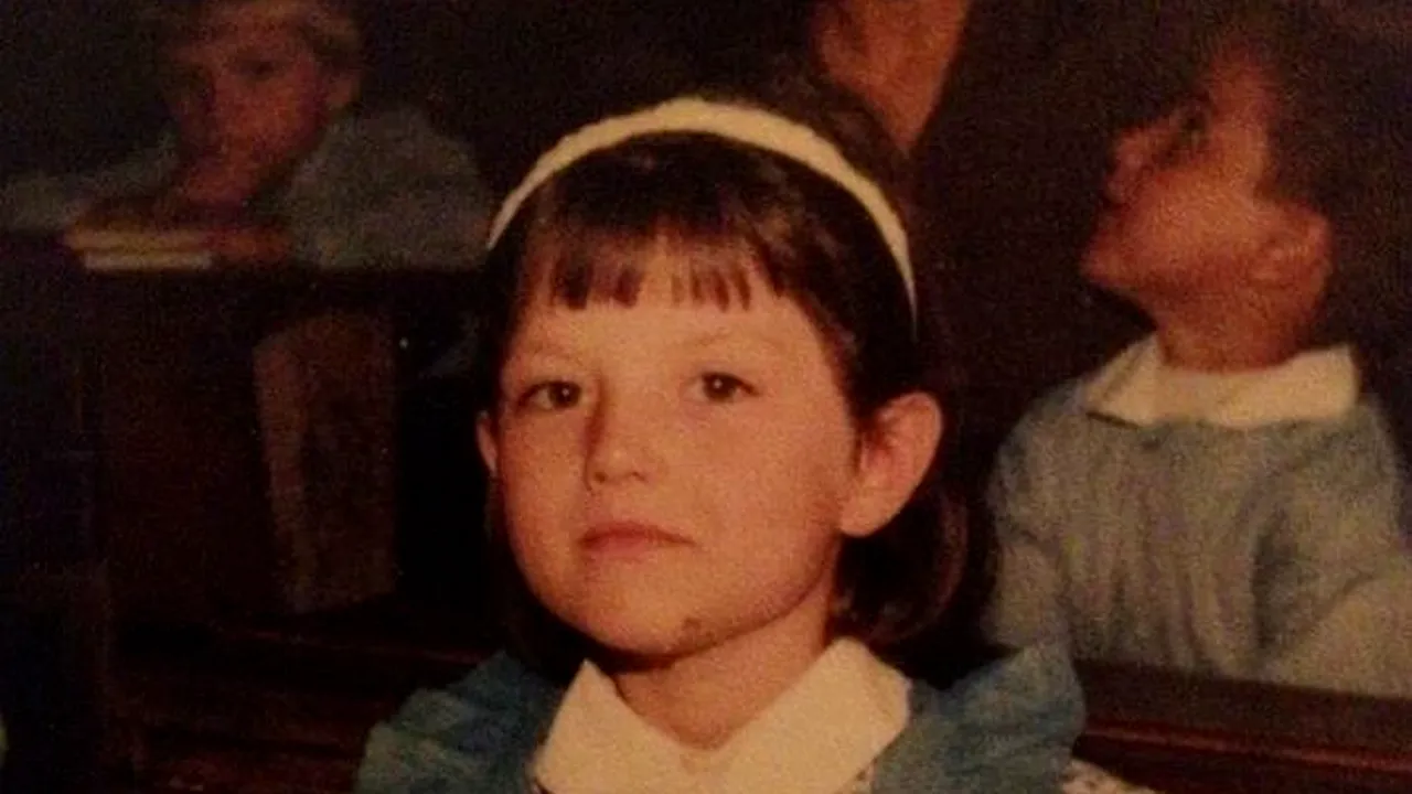 O recunoști? Fetița din imagine e astăzi una dintre cele mai talentate cântărețe din România