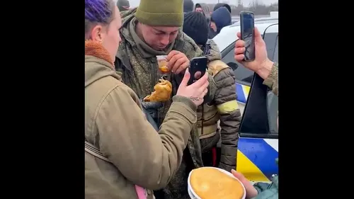 VIDEO | Un soldat rus care s-ar fi predat a început să plângă după ce a fost hrănit de civilii ucraineni și a fost lăsat să vorbească la telefon cu familia