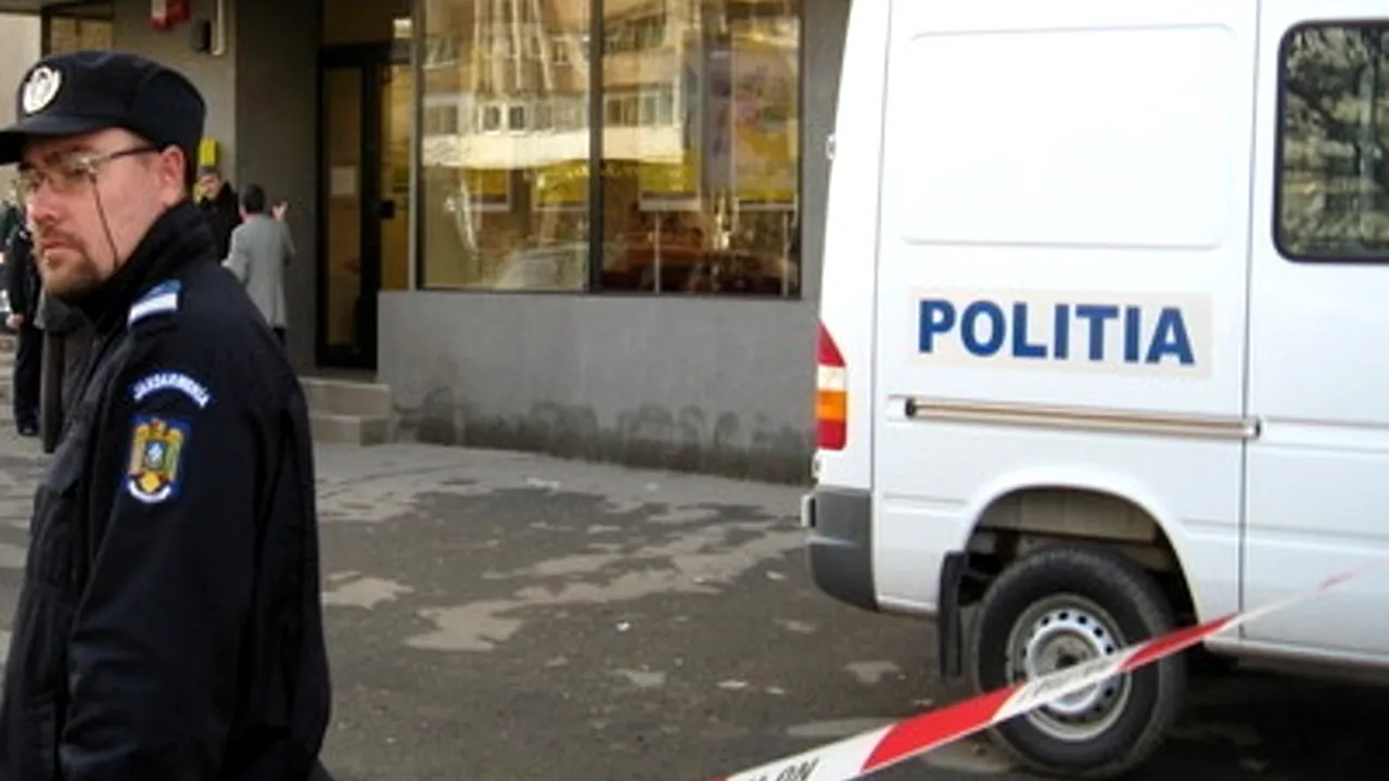 Jaf armat la o bancă. O persoană cu cagulă i-a amenințat pe angajați cu un pistol, apoi a fugit cu 2.000 de lei