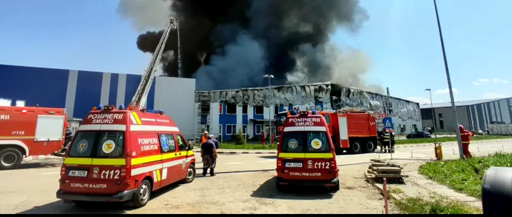 VIDEO | Incendiu de proporții în județul Cluj: Arde o fabrică de cauciucuri. O parte din structura halei s-a prăbușit și există pericol de prăbușire totală