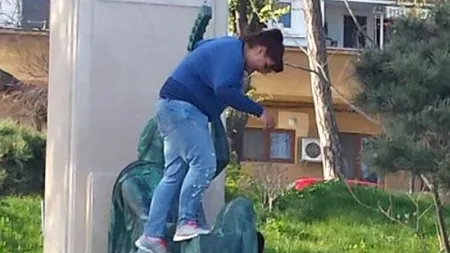 FOTO Monument de nesimțire. O tânără se cațără pe statuia Reginei Elisabeta de pe faleza din Constanța