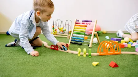 Copil de 3 ani, trimis acasă de educatoare. Reacția grădiniței: ”S-a manifestat foarte violent”