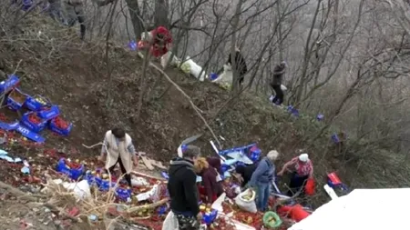 VIDEO | Necazul unora, bucuria altora! În urma unui accident, un TIR plin cu legume s-a răsturnat într-o râpă din Mehedinți. Cum au reacționat localnicii