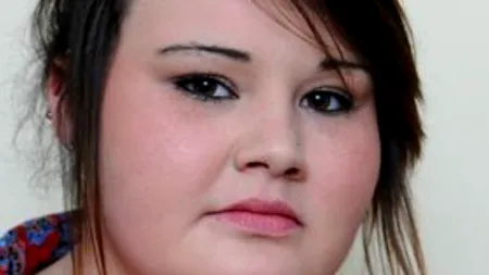 O tânără a rămas fără vârful unui deget din cauza unei infecții produse după ce s-a dat cu lipici de unghii false