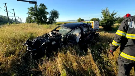 Accident grav la o trecere la nivel cu calea ferată. Un tren a lovit un autoturism, iar șoferul nu a mai putut fi salvat