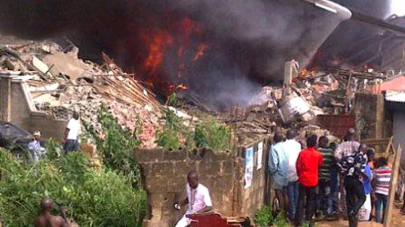 Accident de proporții în Nigeria. Un avion cu 153 de oameni la bord  S-A PRĂBUȘIT în centrul orașului Lagos. Nu există supraviețuitori