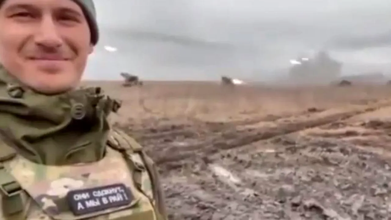 VIDEO | „Ei vor muri, iar noi vom merge în Rai”. Mesajul șocant de pe uniforma unui soldat rus, în timp ce zâmbește spre rachetele lansate asupra Ucrainei