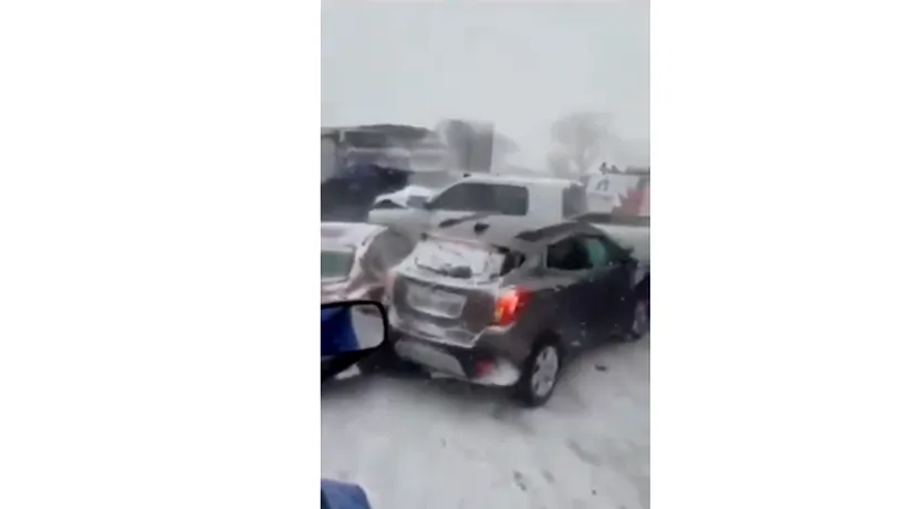 O reacție în LANȚ. 47 de mașini s-au ciocnit VIOLENT pe drumul înghețat din SUA: Un mort și șapte răniți