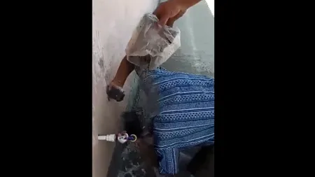 VIDEO | Un bărbat din Botoșani a fost umilit de doi consăteni, care i-au turnat cenușă pe cap. Imaginile au provocat revoltă în mediul online