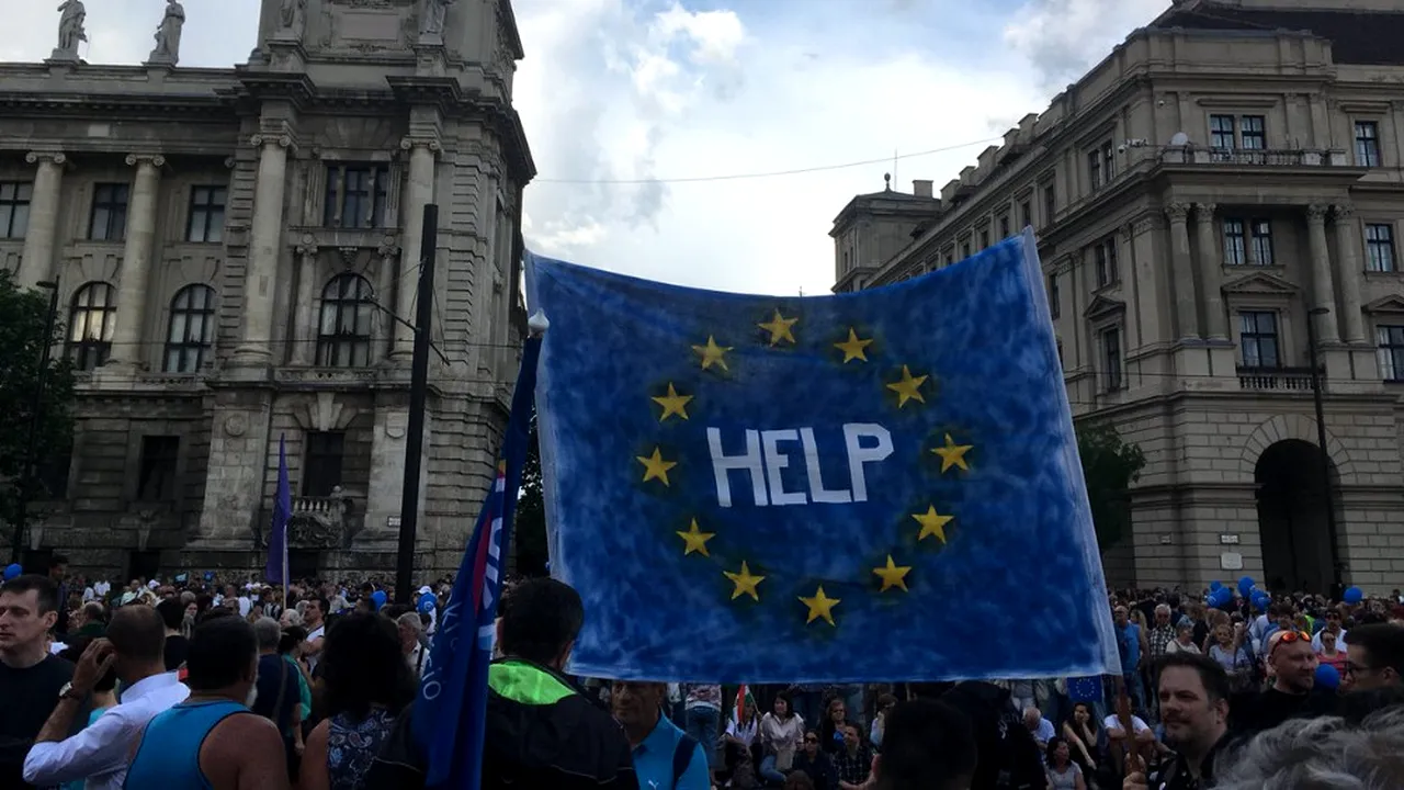 Mii de oameni au protestat la Budapesta, denunțând stilul autoritarist al lui Viktor Orban: 
