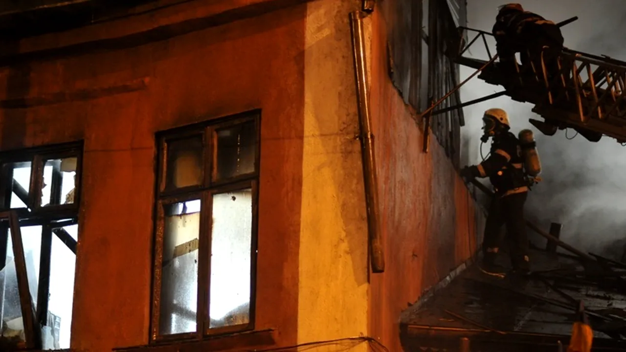O femeie a murit, iar soțul și fiul ei au fost intoxicați cu fum, după ce casa lor a luat foc