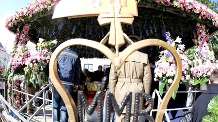 O familie vine de 19 ani din București cu un camion de flori ca să îi împodobească baldachinul Sfintei Parascheva de la Iași. „Este cea mai frumoasă zi din an pentru noi” | VIDEO