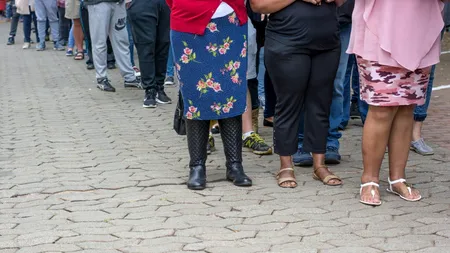 VIDEO. Mii de oameni au stat la coadă pentru mâncare în Africa de Sud, din cauza restricțiilor pentru limitarea COVID-19