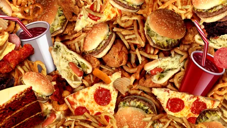 Alimentele și băuturile care pot provoca CANCER. Medicii atrag atenția că sunt la fel de periculoase ca tutunul